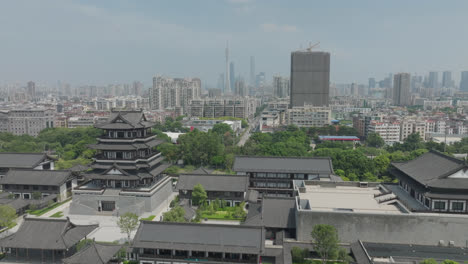 Ciudad-Patrimonial-Del-Este-De-China-Con-Edificios-Y-Una-Ciudad-En-La-Distancia