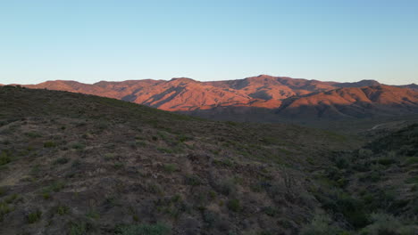 Wüstenlandschaft-Mit-Bergen-Im-Hintergrund,-Beleuchtet-Vom-Morgensonnenaufgang