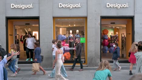 Fußgänger-Und-Käufer-Laufen-Am-Geschäft-Der-Spanischen-Bekleidungsmarke-Desigual-In-Spanien-Vorbei