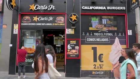 Fußgänger-Und-Kunden-Werden-In-Der-Amerikanischen-Fastfood-Restaurantkette-Carl&#39;s-Jr.-In-Spanien-Gesehen