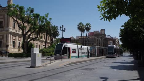 4K-Video-Einer-Vorbeifahrenden-Stadtbahn-In-Sevilla-An-Einem-Sonnigen-Tag