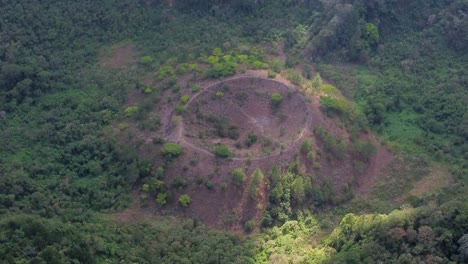 Vista-Aérea-Del-Cono-De-Ceniza-Dentro-Del-Enorme-Cráter-Del-Volcán-San-Salvador