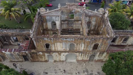 Aérea:-Ruina-Histórica-Del-Antiguo-Edificio-Colonial-En-Santa-Ana,-El-Salvador
