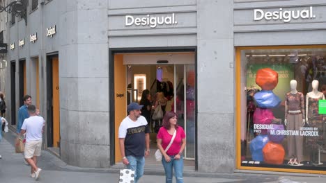 Käufer-Und-Fußgänger-Sind-Vor-Dem-Geschäft-Der-Spanischen-Bekleidungsmarke-Desigual-In-Spanien-Zu-Sehen