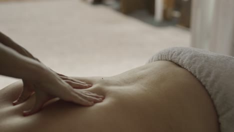 Relaxing-deep-tissue-massage-on-chubby-female-back