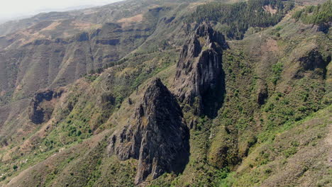 Luftaufnahme-Im-Orbit-über-Den-Fantastischen-Felsformationen-Roque-Chico-Und-Roque-Grande-Im-Naturschutzgebiet-Auf-Der-Insel-Gran-Canaria-An-Einem-Sonnigen-Tag