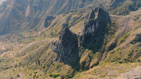 Luftaufnahme-Im-Orbit-über-Den-Felsformationen-Roque-Chico-Und-Roque-Grande-Im-Naturschutzgebiet-Auf-Der-Insel-Gran-Canaria-An-Einem-Sonnigen-Tag