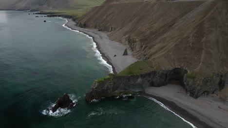 Icelandic-coastline-along-the-black-beach,-surreal-landscape-next-to-the-ocean