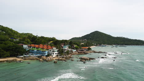 Southern-coastline-of-Koh-Tao,-rocky-shores-and-extravagant-villas,-aerial-parallax