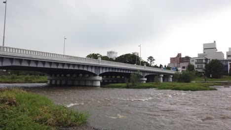 Puente-Que-Cruza-Sobre-El-Río-Kamo,-Parque-Urbano-En-Kyoto,-Japón,-A-La-Luz-Del-Día-De-Verano