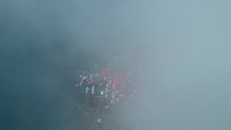 Luftdrohnenaufnahme-Aus-Den-Wolken,-Die-Das-Malerische-Dorf-Tapay-Im-Colca-Tal-Enthüllt
