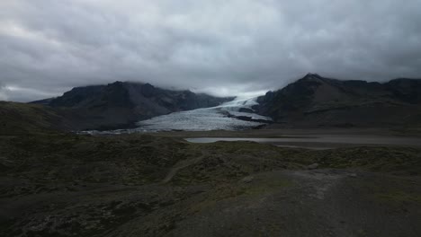 Tiro-Con-Plataforma-Rodante-De-Un-Impresionante-Glaciar,-Día-Nublado-En-El-Sur-De-Islandia.