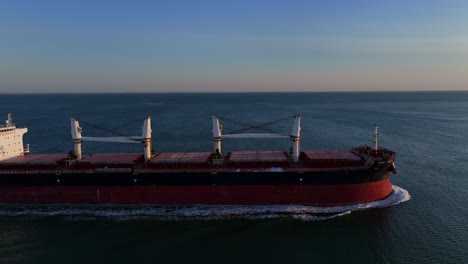 Rotes-Boot-Tomini-Unity-Segelt-Durch-Die-Gewässer-Hollands-In-Den-Sonnenuntergang