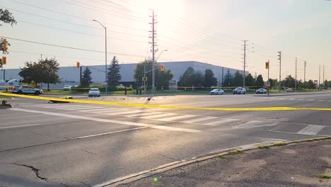 Gelbe-Absperrbänder-Der-Polizei-Auf-Der-Straße-Während-Eines-Autounfalls-An-Der-Kreuzung-In-Brampton,-Kanada