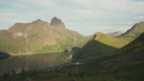 Vista-Idílica-Del-Paisaje-Montañoso-De-Segla-En-Noruega---Amplia