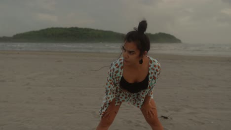 Mittlere-Aufnahme-Einer-Indischen-Frau,-Die-Am-Malerischen-Strand-Yoga-Praktiziert