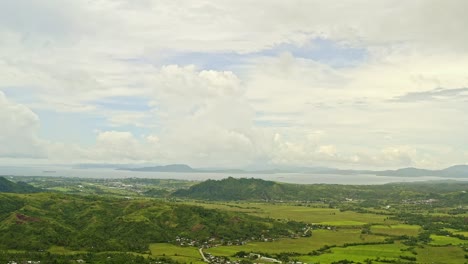 Vista-Aérea-Panorámica-Sobre-La-Ciudad-De-Surigao-Y-El-Estrecho-De-Surigao-Que-Muestra-El-Paisaje-Montañoso-De-La-Jungla