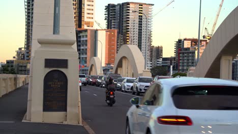 Rush-hour-traffics-on-William-Jolly-Bridge-heritage-road-bridge-over-the-river-between-North-Quay-in-the-central-business-district-and-Grey-Street-in-South-Brisbane,-slow-moving-traffics-on-the-road