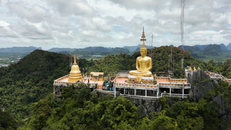Atemberaubende-Luftaufnahme-Des-Berühmten-Buddhistischen-Tigerhöhlentempels-Auf-Dem-Berggipfel-In-Krabi,-Wat-Tham-Sua-Suea,-Abenteuertouristenattraktion