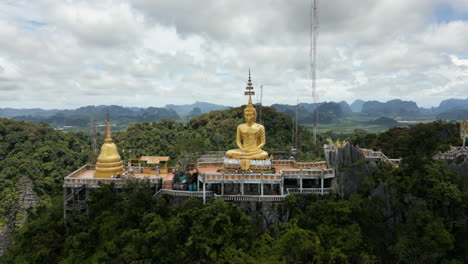 Vista-Aérea-Del-Templo-De-La-Cueva-Del-Tigre,-Buda-En-La-Cima-De-La-Montaña-Con-El-Cielo-Azul-De-Wat-Tham-Seua,-Krabi,-Tailandia