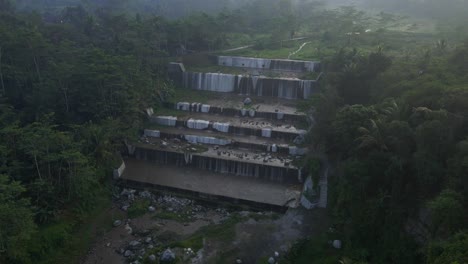 Luftaufnahme-Des-Watu-Purbo-Wasserfalls-Oder-„Grojogan-Watu-Purbo“-Am-Nebligen-Morgen