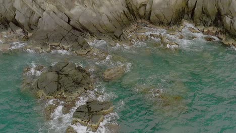 Luftaufnahme-Des-Ruhigen-Türkisfarbenen-Wassers,-Das-Küstenfelsen-In-Looc,-Romblon,-Philippinen-Umfasst