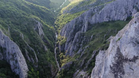 Amazing-karst-peaks-in-a-valley-made-by-a-river-due-to-the-limestone,-aerial