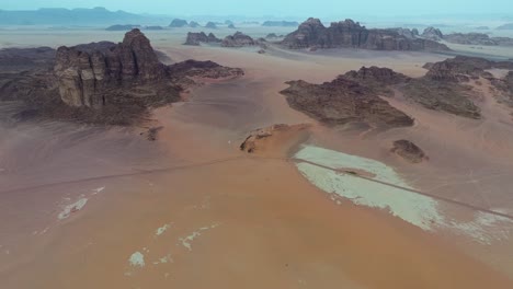 Luftaufnahme-über-Die-Wüste-Wadi-Rum-In-Jordanien---Drohnenaufnahme