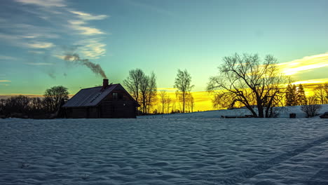 Zeitraffer-Des-Morgendlichen-Sonnenaufgangs-Im-Winter-über-Einer-Winterlichen-Hüttenlandschaft-In-Lettland