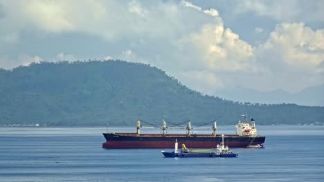 Frachtschiff-Nähert-Sich-Dem-Hafen-Von-Surigao-Durch-Die-Schifffahrtswege-Der-Philippinen-Mit-Malerischem-Hintergrund