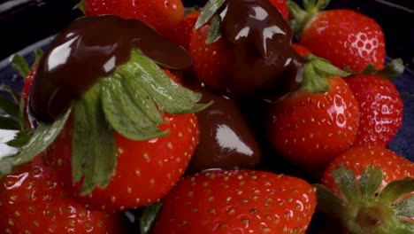 pouring-chocolate-over-fresh-strawberries,-rotating-closeup-shot-in-4k
