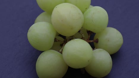 Close-up-view-of-a-bunch-of-white-grapes-isolated-on-black-background
