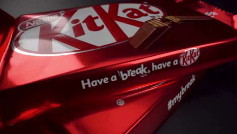 Macro-Disparo-Kitkat-Oblea-Barra-De-Chocolate-Fondo-Negro-Girando-En-Sentido-Antihorario-4k-Logo-Kitkat-Hecho-Por-Nestle