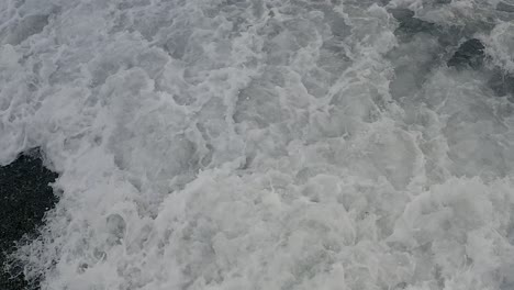 Draufsicht-Auf-Schaumige-Wellen,-Die-Auf-Einen-Philippinischen-Küstenstrand-In-Der-Bucht-Von-Looc-Plätschern