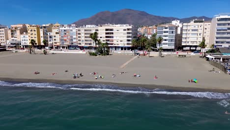 Rückwärts-Bewegte-Luftaufnahme-Des-Strandes-Von-Estepona,-Touristisches-Urlaubsziel-In-Malaga,-Spanien,-Andalusien