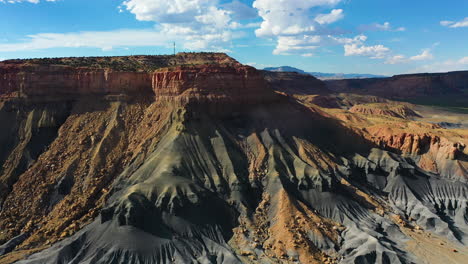 Luftaufnahme-Der-Sich-Nähernden-Felsformationen-Des-Grand-Canyon,-Sonniger-Tag-In-Den-USA