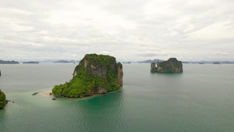 Aerial-Perspective-of-of-Koh-Pakbia's-Tropical-Islands-in-Krabi,-Thailand