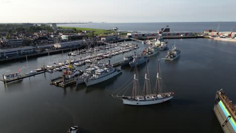 Hafen-In-Den-Niederlanden-Mit-Marineschiffen-Und-Großseglern