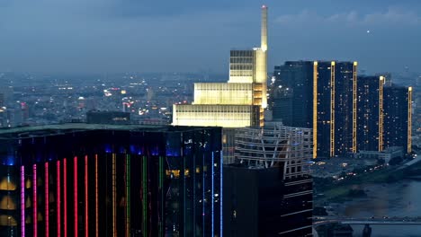 In-Diesem-Redaktionellen,-Anschaulichen-Blick-Vom-Saigon-Skydeck-Auf-Dem-Bitexco-Financial-Tower-Ist-Ho-Chi-Minh-Stadt-Mit-Einer-Imposanten-Skyline,-Einer-Wunderschönen-Landschaft-Und-Den-Lichtern-Der-Stadt-Geschmückt