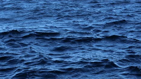Nahaufnahme-Der-Wasseroberfläche-Des-Ozeans-Mit-Wellen,-Die-Sich-Im-Wind-Bewegen