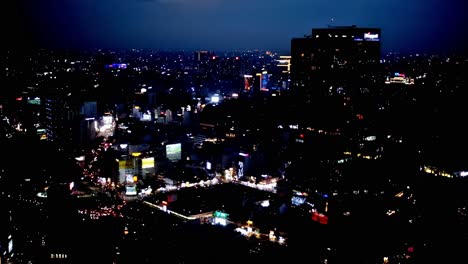 In-Diesem-Redaktionellen,-Anschaulichen-Blick-Vom-Saigon-Skydeck-Auf-Dem-Bitexco-Financial-Tower-Ist-Ho-Chi-Minh-Stadt-Mit-Einer-Imposanten-Skyline,-Einer-Wunderschönen-Landschaft-Und-Den-Lichtern-Der-Stadt-Geschmückt