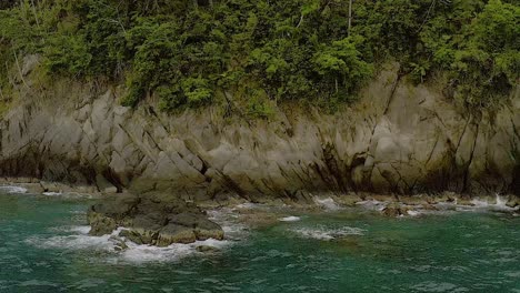 Meereswellen-Krachen-Friedlich-über-Die-Gebänderten-Tropischen-Felsen-Von-Looc-Beach-Sirigao