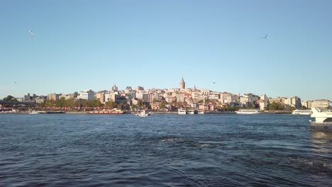 Durante-El-Día,-Una-Vista-Desde-El-Muelle-De-Eminonu-En-Estambul-Captura-El-Paisaje-Urbano-De-Beyoglu