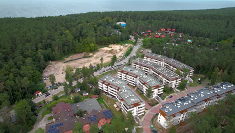 Flug-über-Stegna:-Drohnen-Panoramablick-Auf-Die-Polnische-Küstenstadt