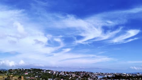 ángulo-De-Inclinación-Que-Revela-La-Ciudad-De-Surigao-Y-El-Sereno-Cielo-Azul-Con-Nubes-Cirros