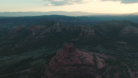 Maravillas-De-La-Naturaleza-De-Las-Rocas-Rojas-Y-Colinas-De-Sedona-Durante-El-Anochecer-En-Arizona,-EE.UU.