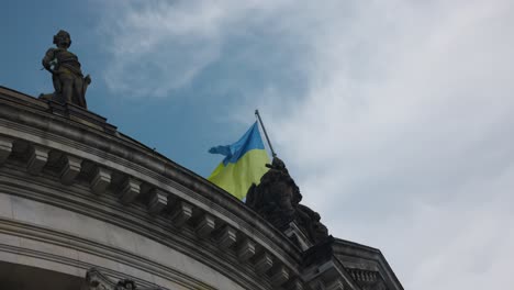 Ukrainische-Flagge-Weht-über-Einem-Denkmal