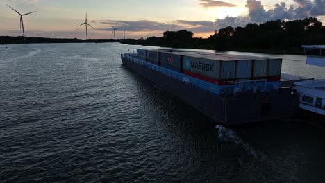 Die-Sento,-Ein-Frachtschiff,-Das-Unter-Niederländischer-Flagge-Auf-Der-Oude-Maas-Fährt