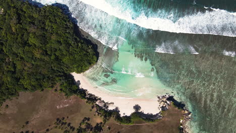 Vista-Aérea-De-La-Playa-Turquesa-Con-Olas-Espumosas-En-Pantai-Watu-Bella-En-West-Sumba-Regency,-East-Nusa-Tenggara,-Indonesia