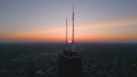 Der-Wolkenkratzer-John-Hancock-Center-Mit-Antennen-Während-Des-Sonnenuntergangs-In-Chicago,-Illinois,-USA